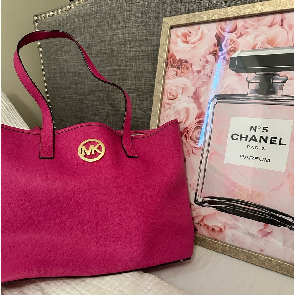 Michael Kors Jet Set Medium Travel Tote - Picture 2 of 5